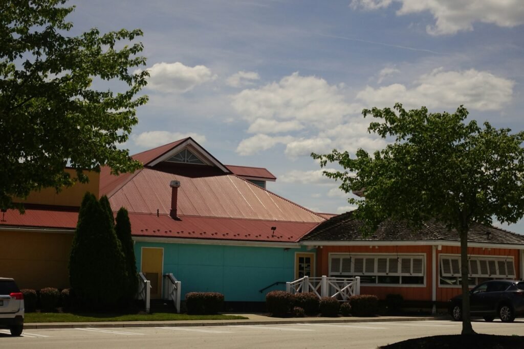 A parking lot with cars parked in front of a building